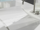 Corian® badmøbel med vask og badekar, specialfremstillet med huller i bund for afløb.
Farve: Glacier White.
Monteret Vola armatur.
Badmøbel beklædt udvendig med træ.
