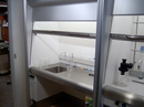 Syrefast stålbordplade med isvejst vask til aftrækskab i laboratorie.