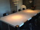 Spisebord udført af bordplade i Dupont Corian Glacier White og rustfast bordstel.