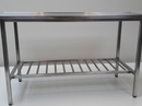 Rustfast bordstel med rørhylde og 30 mm. rustfast bordplade med vulst på alle kanter.

