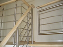 Gelænder til trappe udført i stål, træ og glas.