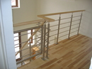 Rækværk til trappe udført i stål, træ og glas.