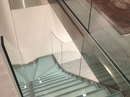 Elegant trappe til et privat hjem.
Trap er udført i stål og glas.
