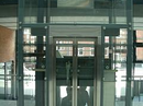 Elevatortårn udført i glas, stel i stål og inddækninger i rustfast stål.
