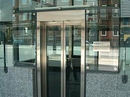 Elevator udført med glas, tårn i stål og rustfaste inddækninger.